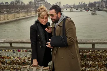Nestárnoucí Jennifer Aniston: V Paříži předvedla mladistvý vzhled