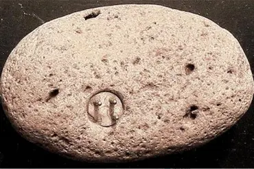 Vědci zkoumají 1000 let starý kámen s kulatou elektrickou zástrčkou. Nejedná se o podvrh, tvrdí
