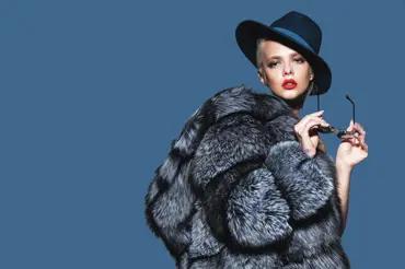 Kabáty podle slavných: Oblékněte se stylově jako Angelina Jolie nebo Katie Holmes