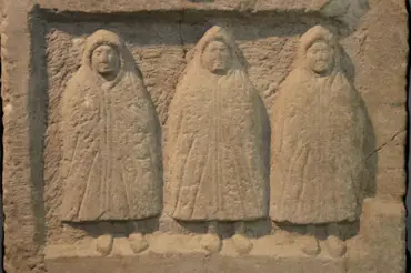 Tajemné středověké postavy v kápích se objevují po celé Evropě. Vědci netuší, kdo jsou a co znamenají