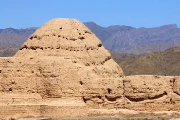 V Číně našli záhadnou bílou pyramidu. Je 20x větší než v Gíze. Nikdo k ní nesmí