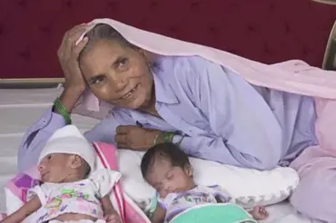 Omkari Panwar (79) porodila v 70-ti letech. Jak se její rodině daří dnes?