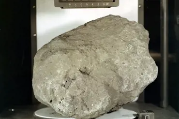 Hádanka: Tento záhadný kámen byl přivezen z Měsíce. Pochází ale ze Země. Jak se na Měsíc dostal?