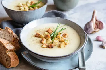 Krémová polévka z pečeného česneku: Netradiční recept naší babičky, který vás postaví na nohy