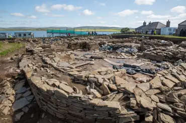 Vědci objevili stovku staveb z doby kamenné. Jsou starší než Stonehenge a přepísují historii