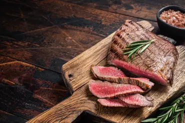 10 tipů, jak grilovat hovězí steaky jako mistr. Poradíme, kdy solit, marinovat i krájet