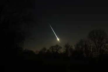 Nad La Manche vybouchl obří meteorit. Viděli ho až v Paříži. Podívejte se na fantastické záběry