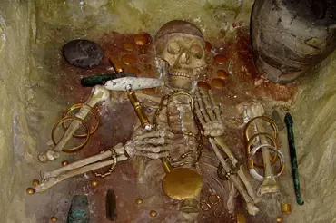 Vědci objevili vedle 5000 let staré kostry tajemného muže největší zlatý poklad
