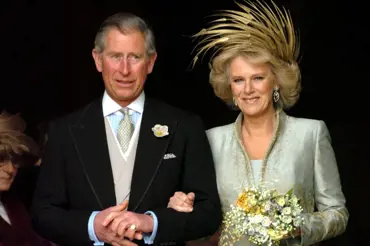 Láska s modrou krví: Karel III. a Camilla oslavili výročí. Překonali nenávist Britů i odpor Alžběty
