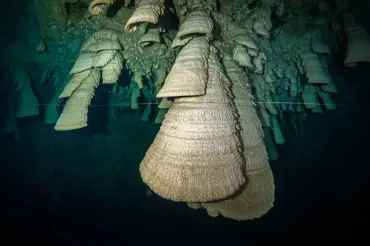 Video: Potápěči objevili jeskyni ve tvaru láhve. Pod "hrdlem" visí věc, která jim vyrazila dech