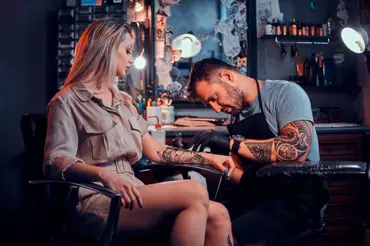 Vztah lidí k tetování se změnil. Už to nikdo neřeší, k tatérovi chodí relaxovat
