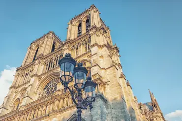 Čeká se objev století: Tajemný sarkofág z trosek Notre Dame bude otevřen