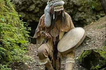 Vědci zrekonstruovali podobu pravěkého šamana z Brna. Měl tmavou pleť a trpěl kostižerem