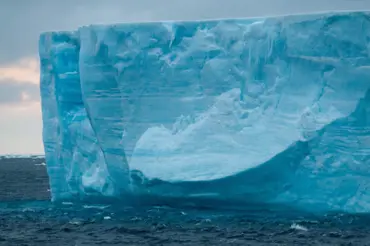 Vědci na Antarktidě vyvrtali 800 m hlubokou díru do ledu. Našli podivné tvory