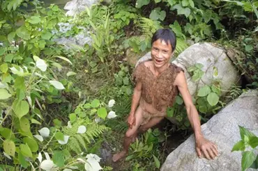 Ve Vietnamu žil skutečný Tarzan. Nechoval se jako člověk, ani jako zvíře. Ženy ho nezajímaly