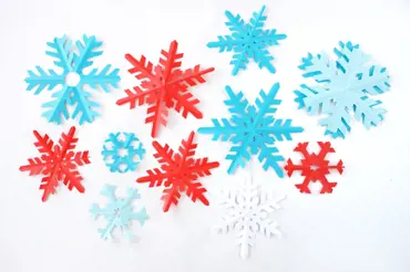 Nejlevnější vánoční dekorace: Jednoduché sněhové vločky vystřihnete z papíru
