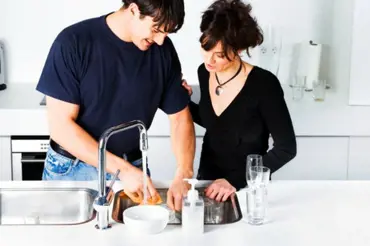 Chcete, aby byl váš manžel šťastnější? Nechte ho umývat nádobí!