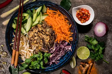 Domácí Bún bò Nam Bộ: Recept na vietnamský salát s hovězím masem krok po kroku. Lehčí už to být nemůže