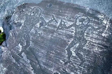 Tato 10 tisíc let stará skalní kresba vyvolala senzaci. Co vám podivné figury připomínají?