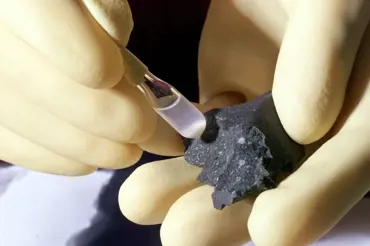 Murchisonský meteorit je o 3 miliardy let starší než Slunce. Zvláštně voní