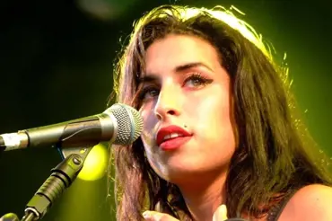 Skandál Amy Winehouse: Tlačila prsa na sklo a hekala jako při sexu, popsal vězeň