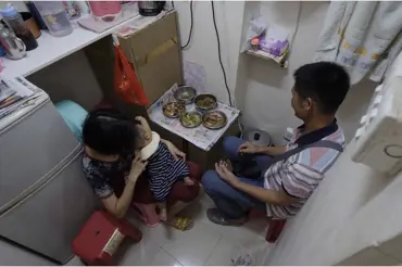 Nejchudší lidé v Honkongu bydlí v rakvích a klecích. Dvoumetrový byt "sežere" celý měsíční příjem dělníka