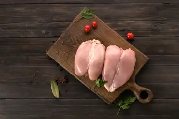 Chytrý trik, jak odstranit bleskově kost z kuřecích prsou