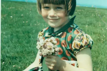 Tato fotografie z roku 1964 dodnes nemá vysvětlení. Proč za holčičkou na louce stojí kosmonaut?