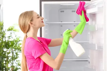 Čistíte svou lednici správně? Dokážeme vám, že ne, a prozradíme, jak se zbavit zápachu
