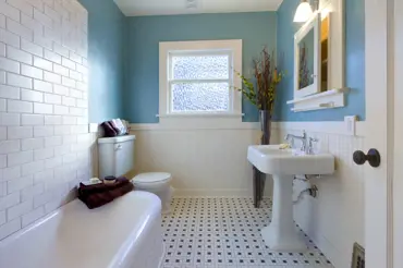 Renovace koupelny do 5000 Kč. Chytré triky, které z ní udělají novou místnost
