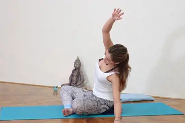 Video: Lekce jógy na uvolnění a otevření hrudníku
