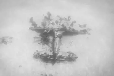 Potápěči natočili podmořský hřbitov letadel z 2. sv. války. Podívejte se na fascinující záběry