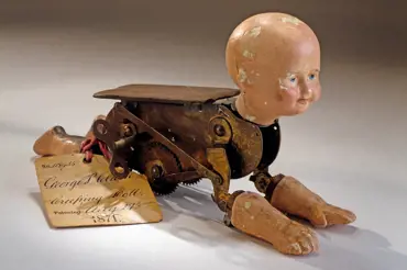 Tak vypadala patentovaná mechanická panenka. Dítě by mohla vyděsit. Byly i horší, ale tahle byla první