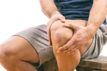 Bolí vás koleno na vnitřní straně? Možná za to může jedna z těchto 5 příčin