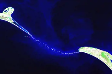 NASA oddálila obří stavbu napříč oceánem. Vypadá jako šňůra perel a je stará 1,7 milionů let