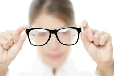 Jak zlepšit zrak po šedesátce: Pomůže jednoduché cvičení. Stačí pár minut denně. Návod máte zde