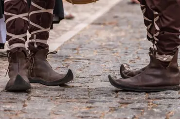 Šílená směšná móda středověkých špičatých bot: Ubližovaly především mužům
