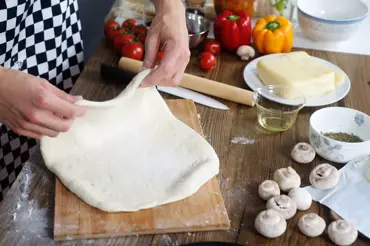 Fantasticky snadné těsto na pravou italskou pizzu. Už ji nemusíte draze kupovat
