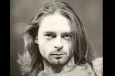 Na staré fotce není Kurt Cobain, ale slavný český herec zamlada. Kdo ho rychle pozná, má skvělý postřeh