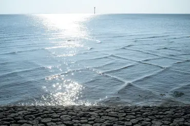 Když se na hladině vytvoří čtvercové vlny, opusťte moře.  Jsou smrtelně nebezpečné. Takto vypadají