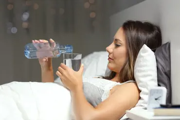 Pokud před spaním pijete vodu, riskujete vážné zdravotní komplikace