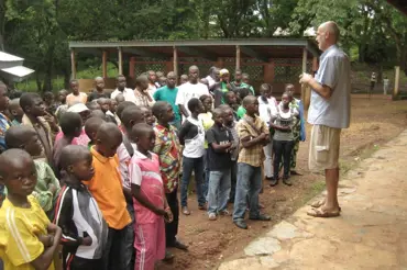 Život v přepychu je omrzel. Staví školu ve Středoafrické republice