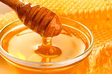 Med: Je lepší tmavý nebo světlý a jak v obchodě poznáte, zda je med kvalitní?