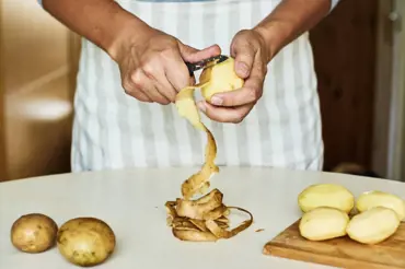 Dávno zapomenuté způsoby loupání brambor: Tyto triky našich babiček vám ušetří spoustu času