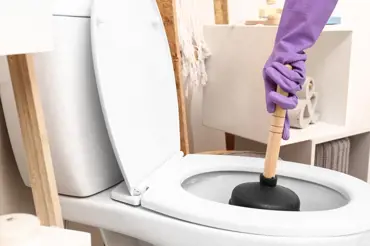 Fígl instalatérů na ucpaný záchod: Stačí použít potravinovou fólii