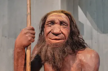 6 znaků, dle kterých určíte, že v sobě nosíte neandertálskou DNA. Dva zjistíte už pohledem do zrcadla
