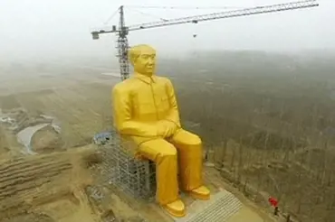 Nejhorší čínský nápad vůbec: Podívejte na příšernou obří zlatou Maovu sochu. Nevydržela! Tohle vás pobaví