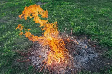 Víte, jaká pokuta vám hrozí při vypalování trávy? Raději si to rozmyslíte