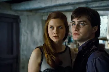 Pamatujete si na Ginny z Harryho Pottera? Je jí 32. Většina dětských hvězd zkrásněla. U ni to neplatí