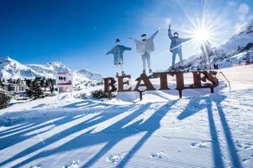 Naučte se lyžovat tam, kde se učili lyžovat Beatles! Z Česka to máte kousek